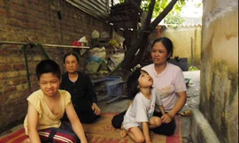 Bà Miền, chị Thu và hai cháu Hiếu, Yến