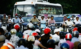 Sau quy định mũ bảo hiểm, Bộ GTVT dự kiến đưa quy định cấm xe máy ở những thành phố lớn Ảnh: Hồng Vĩnh