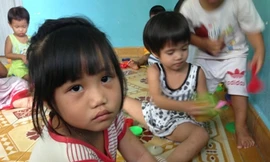 Bé gái 5 tuổi kể lại việc bị cha ruột bạo hành dã man