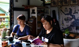 H’Dresden đọc sách viết về cha cho mẹ nghe 