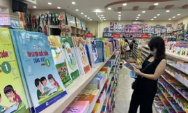 Phụ huynh bó tay trước số lượng SGK và sách bổ trợ được trộn chung Ảnh: Như Ý