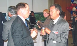 TSKH Nguyễn Quốc Bình (phải) trao đổi cùng các chuyên gia nước ngoài tại một hội nghị khoa học quốc tế 