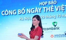 Đại sứ Ngày thẻ Việt Nam 2020 Á hậu Bùi Phương Nga giới thiệu chiếc thẻ chip đa năng phát hành trong Ngày Thẻ Việt Nam 2020Ảnh: Hoàng Mạnh Thắng 