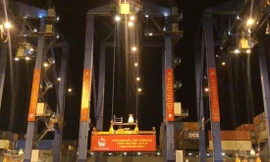 Container đầu tiên thông quan cảng Tân Cảng - Cát Lái đêm 30 Tết ảnh: T.C