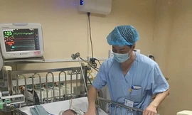 Bác sĩ chăm sóc bệnh nhi trong phòng hồi sức