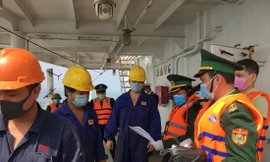 Biên phòng Quảng Bình tăng cường kiểm soát và chặn tàu đến từ Trung Quốc cập bờ