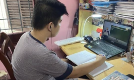 Học sinh học trực tuyến qua mạng thời Covid-19 ảnh: Hồng vĩnh