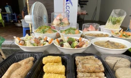 Nem chay, canh củ quả và nộm chay bày bán trên vỉa hè chợ Hàng Bè, Hà Nội 