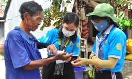 Các chiến sỹ tình nguyện trường ĐH An Giang hỗ trợ phòng dịch COVID -19 cho đồng bào Khmer Ảnh: HÒA HỘI 