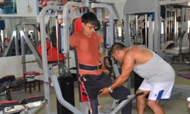 Anh Ksor Bop hướng dẫn Tài Nam tập gym