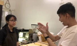 Quán của Thời Thanh xuân là nơi để giúp các bạn điếc tự tin hơn trong cuộc sống. Ảnh: U.P 