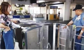 Hình ảnh nữ sinh viên Trung Quốc hất tào phớ vào nhân viên an ninh nhà ga được camera ghi lại ảnh: SCMP