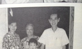 Tấm ảnh duy nhất chụp nhà báo Nguyễn Thị Ngọc Hải (trái) cùng Phạm Xuân Ẩn và vợ con của ông