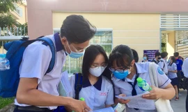 Thí sinh thảo luận sau giờ thi môn Tiếng Anh. Ảnh: PLO