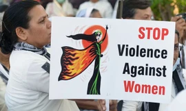 Một phụ nữ Ấn Độ giơ tấm biển ghi dòng chữ “Chấm dứt bạo lực đối với phụ nữ”Ảnh: Getty 