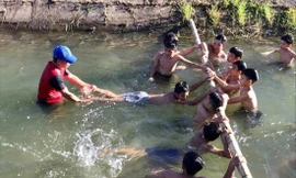 Thầy giáo Nguyễn Viết Tước dạy bơi miễn phí cho học sinh 