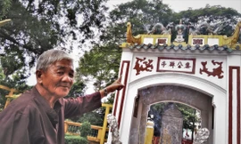 Ông từ trông nhà bia vui mừng khi viên ngọc đã được trả về trên nóc nhà bia Ảnh: Trần Nguyễn Anh