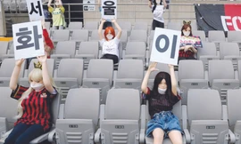 Những cô búp bê đặt trên khán đài sân bóng của CLB FC Seoul gây ra nhiều ý kiến trái chiều