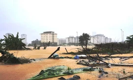 Nước lũ vẫn mênh mông, bao vây các khu dân cư tại TT-Huế 