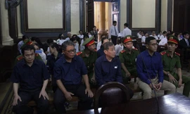 Các bị cáo tại phiên tòa phúc thẩm ngày 22/10 Ảnh: Tân Châu 