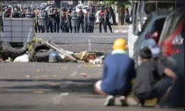 Người biểu tình ở Yangon tiếp tục đối đầu với lực lượng an ninh trong ngày 1/3. Ảnh: Reuters 