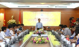 Bộ trưởng Nguyễn Mạnh Hùng cùng các đại biểu họp với một số doanh nghiệp, cơ quan liên quan đến hoạt động quảng cáo của Google tại Việt Nam chiều qua (25/6)