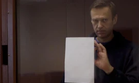 Alexei Navalny, bị cáo buộc vu khống một cựu chiến binh Nga trong Thế chiến hai, tại một phiên tòa ở Mátxcơva ngày 16/2Ảnh: Reuters