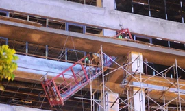 Hiện trường vụ sắt rơi làm chết người ở đường Lê Văn Lương (Hà Nội)