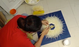 Các công đoạn làm tranh đều rất tỉ mỉ để giữ gìn từng gân lá