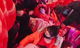 Hành khách bị nhồi nhét, nằm vật ra cả sàn xe về Hà Nội trong những ngày qua 