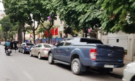 Trông ô tô không phép tại đường Đinh Tiên Hoàng