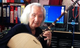 Năm nay bước sang tuổi 103 nhạc sư vẫn khỏe mạnh, sinh hoạt đờn ca bình thường