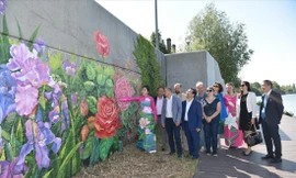 Bức tranh Mùa xuân Pháp-Việt bên bờ sông Seine Ảnh: THANH HÀ