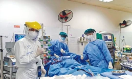 Bác sĩ Việt Anh cùng đồng nghiệp đặt ECMO cho bệnh nhân thành công