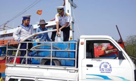 Cán bộ, chiến sỹ Tàu 935 bơm nước ngọt cung cấp miễn phí cho nhân dân xã An Hoà Tây, huyện Ba Tri, tỉnh Bến Tre