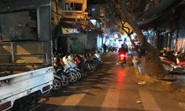 Nhiều khu vực gửi xe buổi tối ở phố cổ Hà Nội chỉ lèo tèo vài xe Ảnh: Trường Phong 