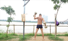 Tập luyện thể thao bên sông Hồng Ảnh: NGUYỄN MẠNH HÀ 