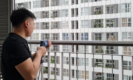 Nhu cầu lắp lưới bảo vệ ban công tại chung cư tăng, thợ thi công không hết việcẢnh: Võ Hóa 