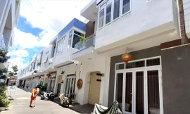 Cũng với chiêu bài "hiến đất”, một cá nhân đã mở đường trái phép để phân lô, xây 15 ngồi nhà thương mại ở phường Quyết Thắng Ảnh: Lữ Hồ 