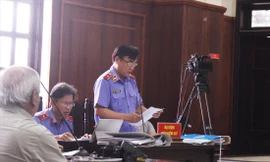 Trong phần tranh luận, đại diện VKS giữ nguyên quyết định kháng nghị 1 phần bản án đối với tội Buôn lậu của bị cáo Trần Thị Dung và Trương Huy Liệu ảnh: G.T 