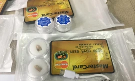 Cận cảnh tai nghe siêu nhỏẢnh: Nguyễn Hoàn