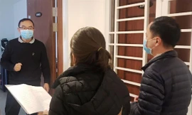 Cán bộ y tế vận động người dân cách ly tại nhà ảnh: T. Hoàng 