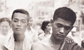 10h sáng ngày 30/4, những người lính Sài Gòn đang bước đi thất thểu. Vài người cởi áo lính, ở trần .