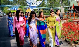 Người dân diện áo dài đi chơi dịp 8/3, Ảnh: Trọng Thịnh 