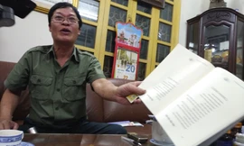 Tướng Ước giãi bày với phóng viên 