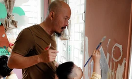 Trẻ tự kỷ trải nghiệm vẽ tranh cùng nghệ sĩ Đinh Công Đạt