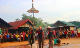 Thầy cúng làm lễ cầu mưa 