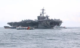 Tàu sân bay USS Theodore Roosevelt (CVN-71) neo tại vịnh Đà Nẵng Ảnh: Nguyễn Thành 