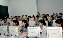 Giờ học ngoại ngữ của học sinh THPT Trần Phú, Hà Nội Ảnh: Hồng Vĩnh