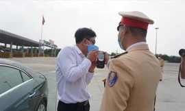 CSGT phân luồng giao thông trên cao tốc Pháp Vân - Cầu Giẽ Ảnh: Thanh Hà 